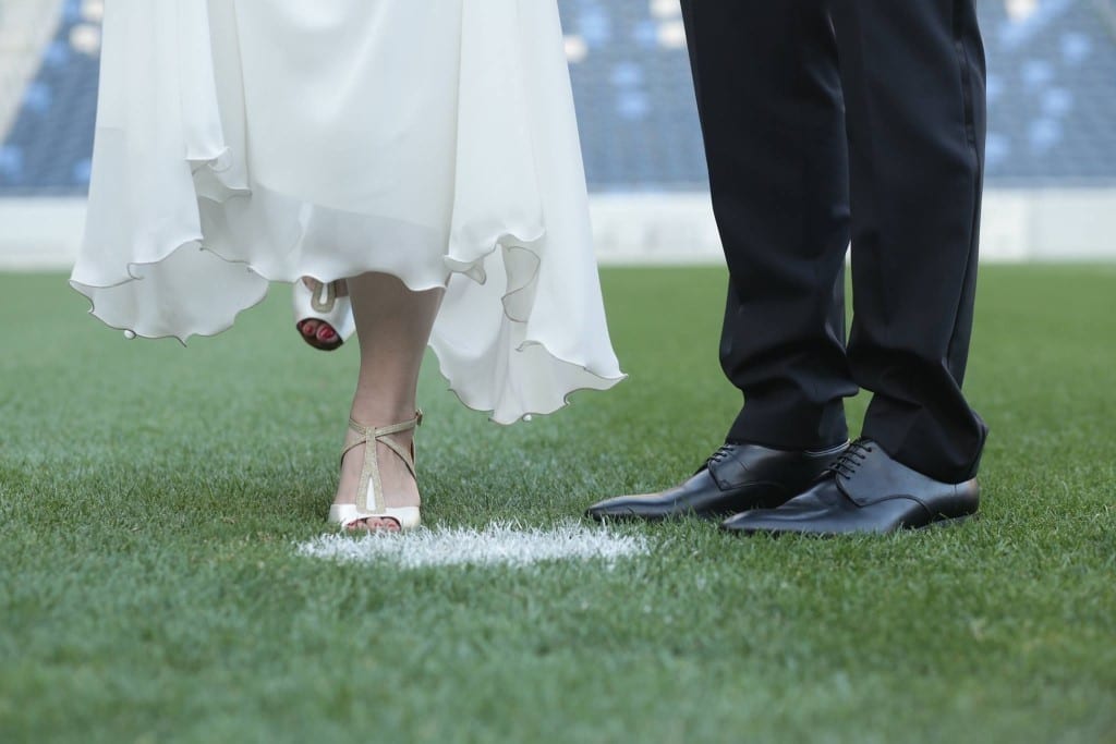 צילומי חתן-כלה על כר הדשא באצטדיון