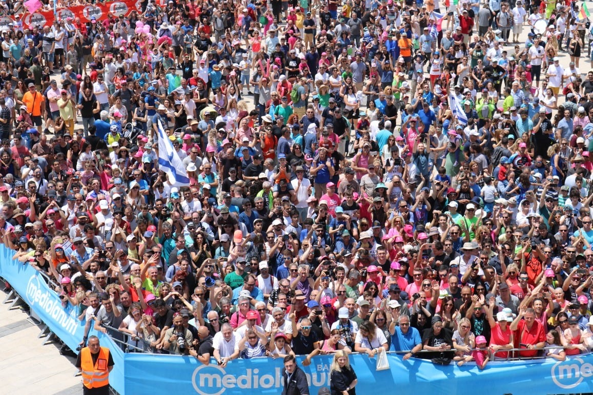 קהל משולהב באירוע הג'ירו דה-איטליה באצטדיון סמי עופר
